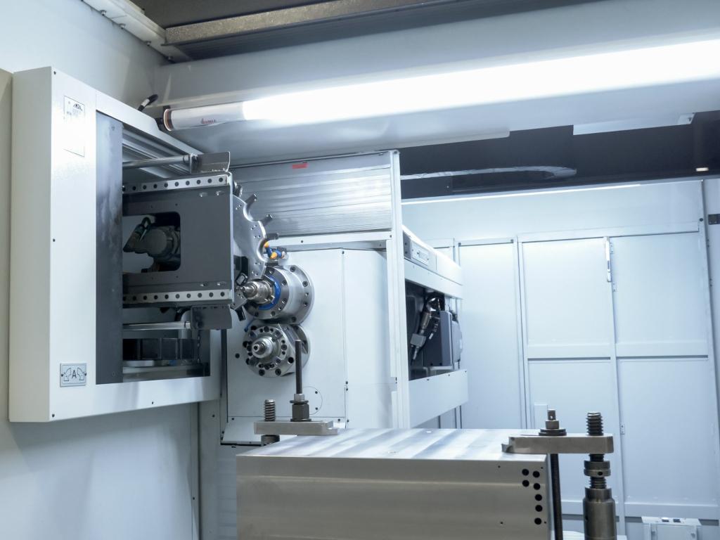 Gundrilling and Milling Machine for Molds equipped with ISO40 tool changer for machining operations
